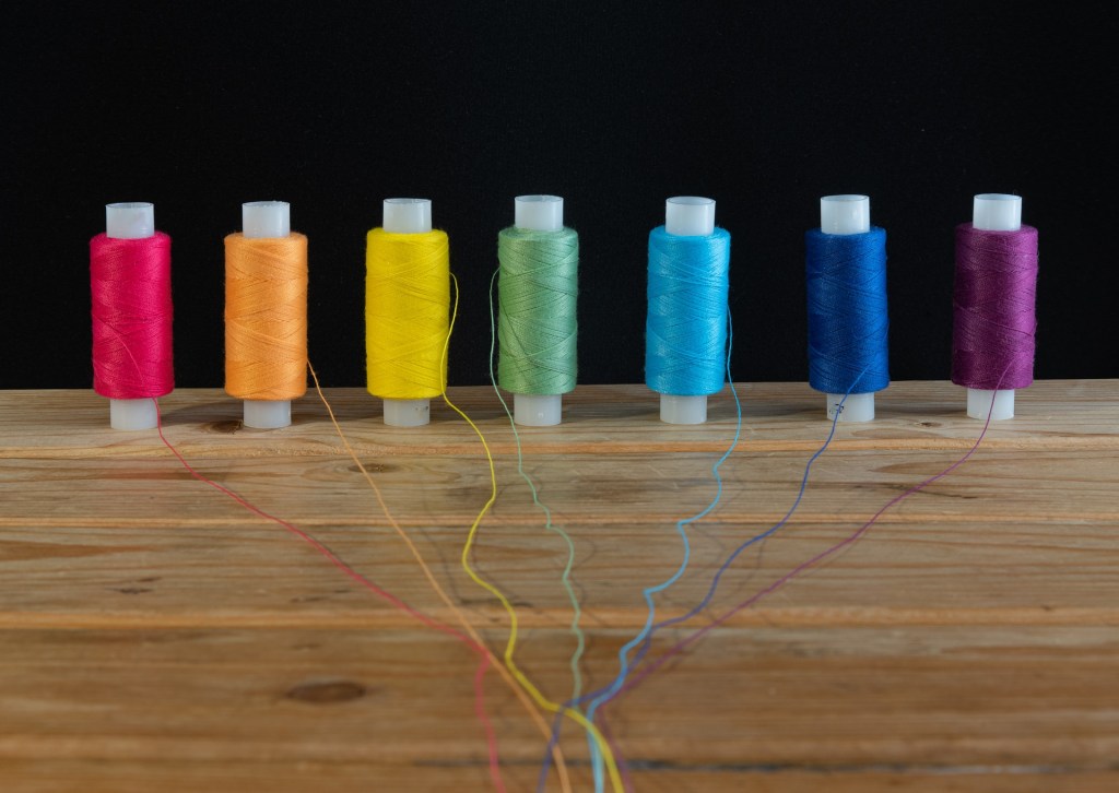 Quei sottilissimi fili colorati che ci raccontano i nostri legami